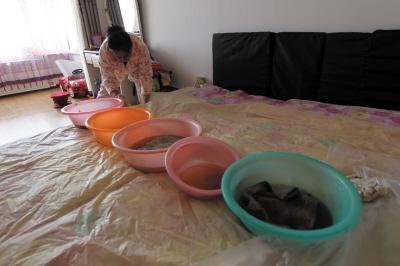 栖霞楼上漏水，住户失联，小区没物管，业主维权难！律师来支招……